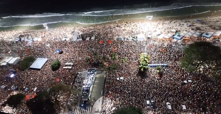 Manifestação em Copacabana reuniu milhares que cantaram “Vou Festejar” contra a PEC da Blindagem e o Projeto de Anistia, em noite marcada por emoção e resistência popular.