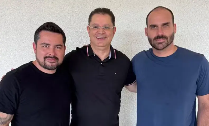 Paulo Figueiredo, Sóstenes Cavalcante e Eduardo Bolsonaro em encontro em Miami — Foto: Reprodução