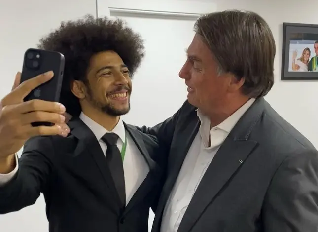 Maicon Sulivan, o “Black Power do Bolsonaro”, ao lado do ex-presidente Jair Bolsonaro. Foto: Reprodução