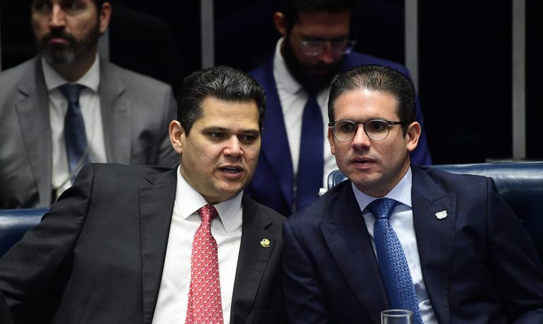Davi Alcolumbre lidera debate sobre anistia sem Bolsonaro