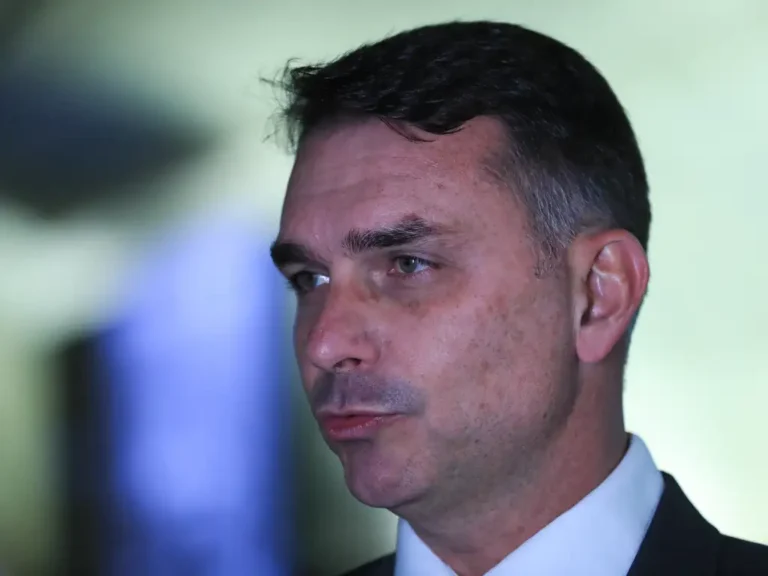 Senador, Flávio Bolsonaro durante entrevista. Foto: Lula Marques/Agência Brasil