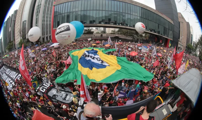 Manifestantes lotam a Avenida Paulista em ato contra a PEC da Blindagem e a anistia