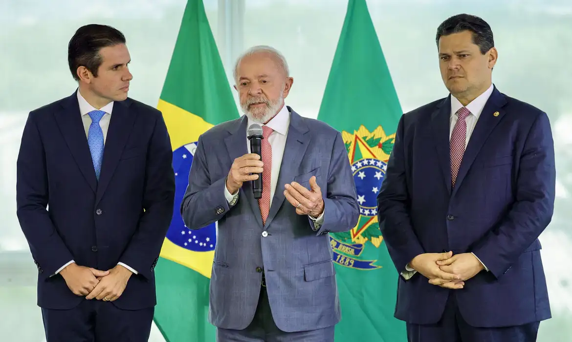 Lula se reúne com Hugo Motta e Davi Alcolumbre para destravar a isenção do IR até R$ 5 mil e a votação da MP 1303, crucial para as contas do governo no final do ano.