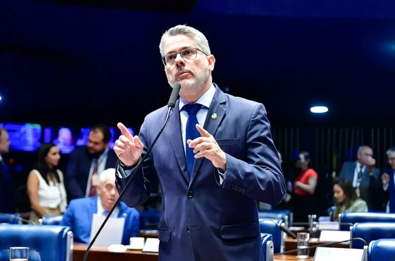 Relator da proposta, senador Alessandro Vieira (MDB-SE), é policial civil. — Foto: Waldemir Barreto/Agência Senado)