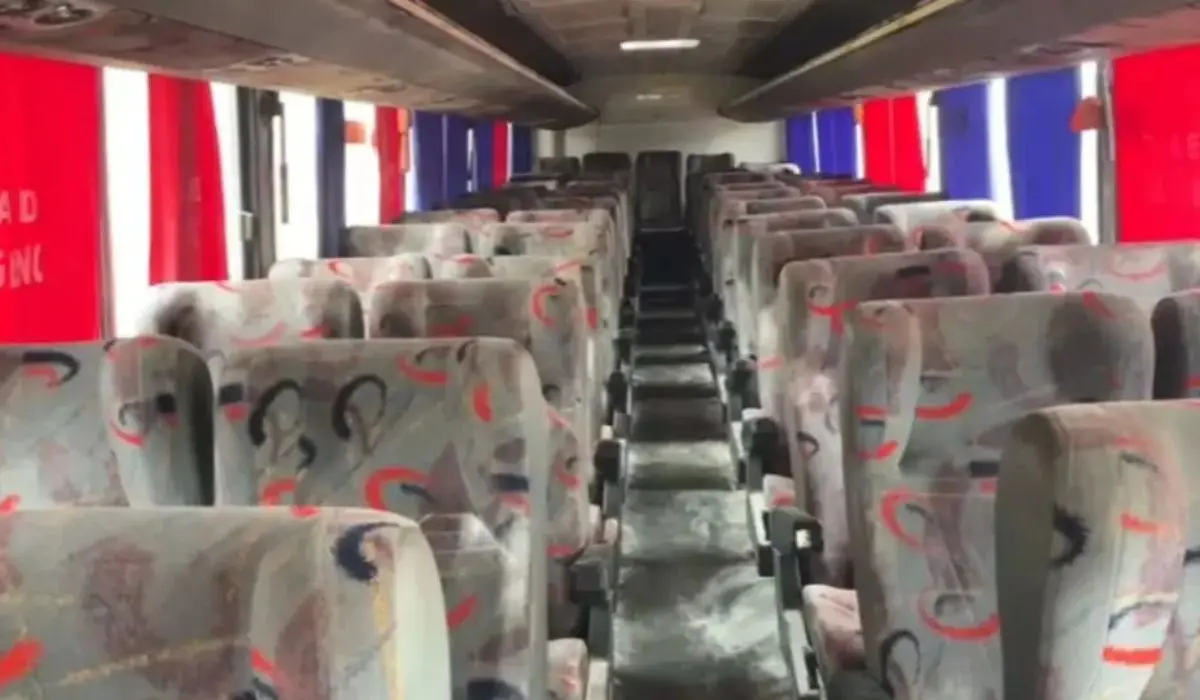 Polícia Civil do Paraná conclui investigação sobre vídeo de adolescentes em ônibus abandonado em Cascavel. Adolescente que vazou imagens é responsabilizada; relação foi consensual. - Foto: Reprodução