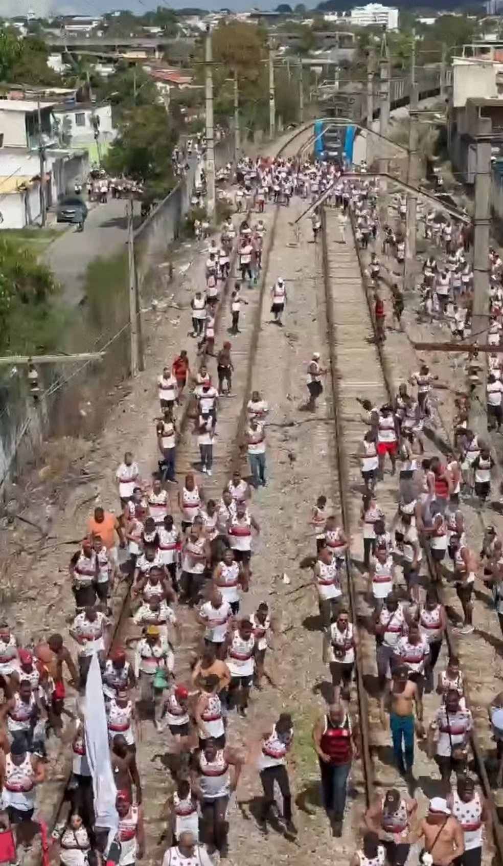 No dia em que voltou a poder ir a estádios, a Torcida Jovem Fla invadiu trilho da Supervia e provocou a paralisação do trem — Foto: Reprodução/Redes sociais