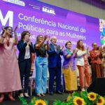 O presidente Lula, a primeira-dama Janja e ministras durante a cerimônia de abertura da 5ª Conferência Nacional de Políticas para as Mulheres , em Brasília - Foto: Ricardo Stuckert / PR