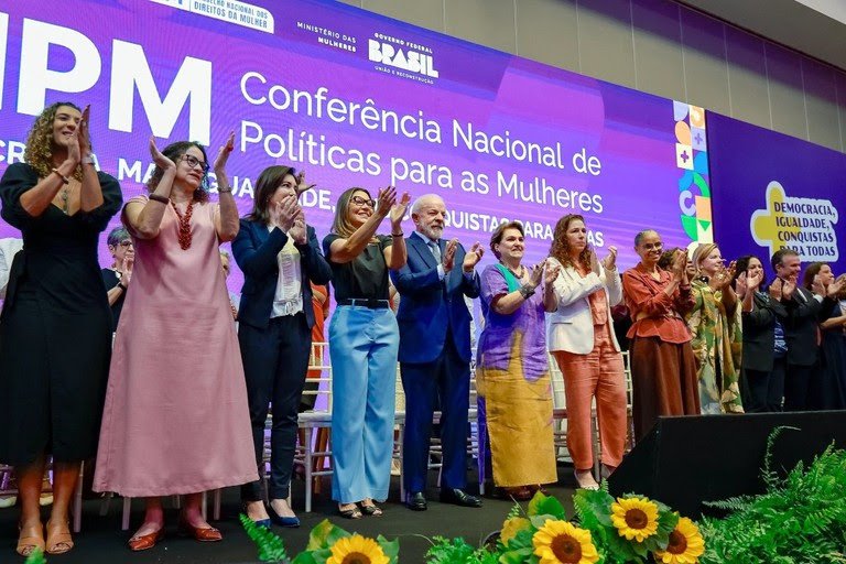O presidente Lula, a primeira-dama Janja e ministras durante a cerimônia de abertura da 5ª Conferência Nacional de Políticas para as Mulheres , em Brasília - Foto: Ricardo Stuckert / PR