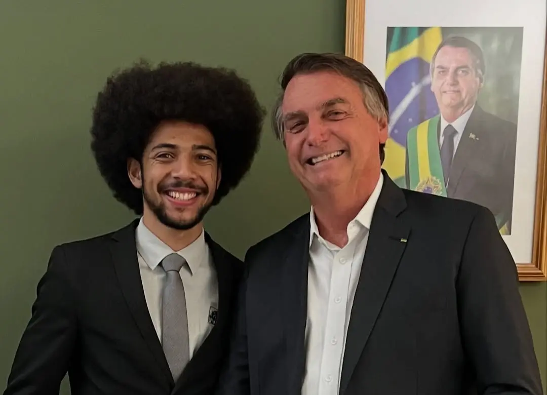 Maicon Sulivan, o “Black Power do Bolsonaro”, ao lado do ex-presidente Jair Bolsonaro. Foto: Reprodução