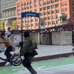 Entregador de comida consegue fugir de 10 agentes do ICE em bicicleta. Foto: Reprodução