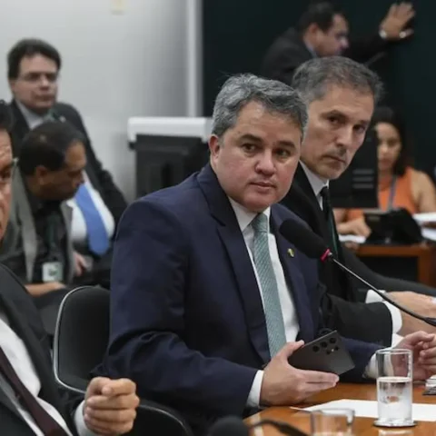 Congresso aumenta Fundo Eleitoral em 390% para 2026 remanejando verba essencial