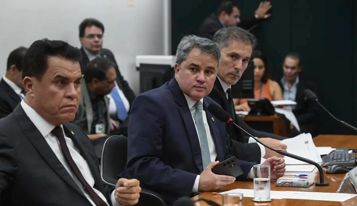 Congresso aumenta Fundo Eleitoral em 390% para 2026 remanejando verba essencial