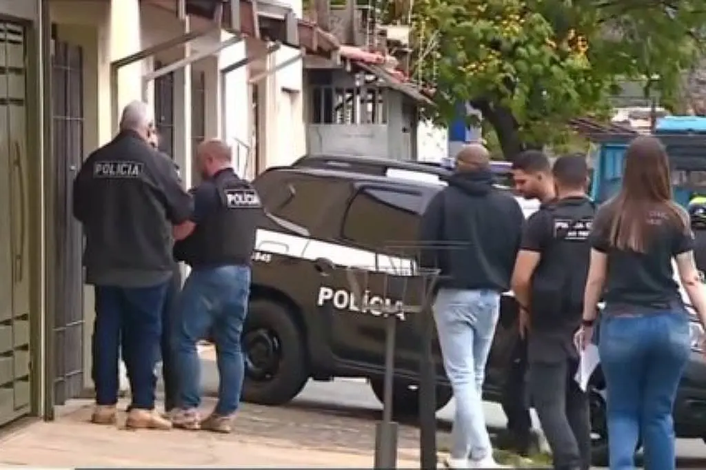 Momento em que a polícia prende o vereador Cássio Fala Pira (PL), na manhã desta quinta (9). Foto: Reprodução/TV Globo