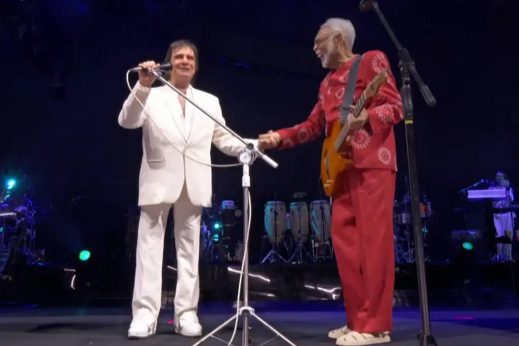 Gilberto Gil encerra turnê em SP com participação de Roberto Carlos e gritos de 'Sem Anistia' | Diário Carioca O cantor Roberto Carlos participa de show de Gilberto Gil, no Allianz Parque em São Paulo – Reprodução/Multishow