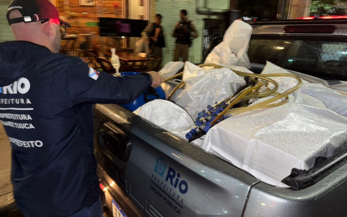 Fábrica clandestina de cerveja na Tijuca é fechada | Diário Carioca Subprefeitura da Grande Tijuca fecha fábrica clandestina de cerveja e batidas na Tijuca