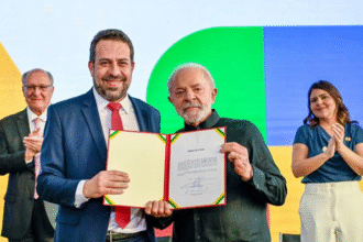 Guilherme Boulos toma posse como ministro e pede silêncio pelas vítimas da chacina no Rio | Diário Carioca 'Missão é colocar o Governo na rua, ouvir as pessoas e conversar olho no olho', afirma Boulos