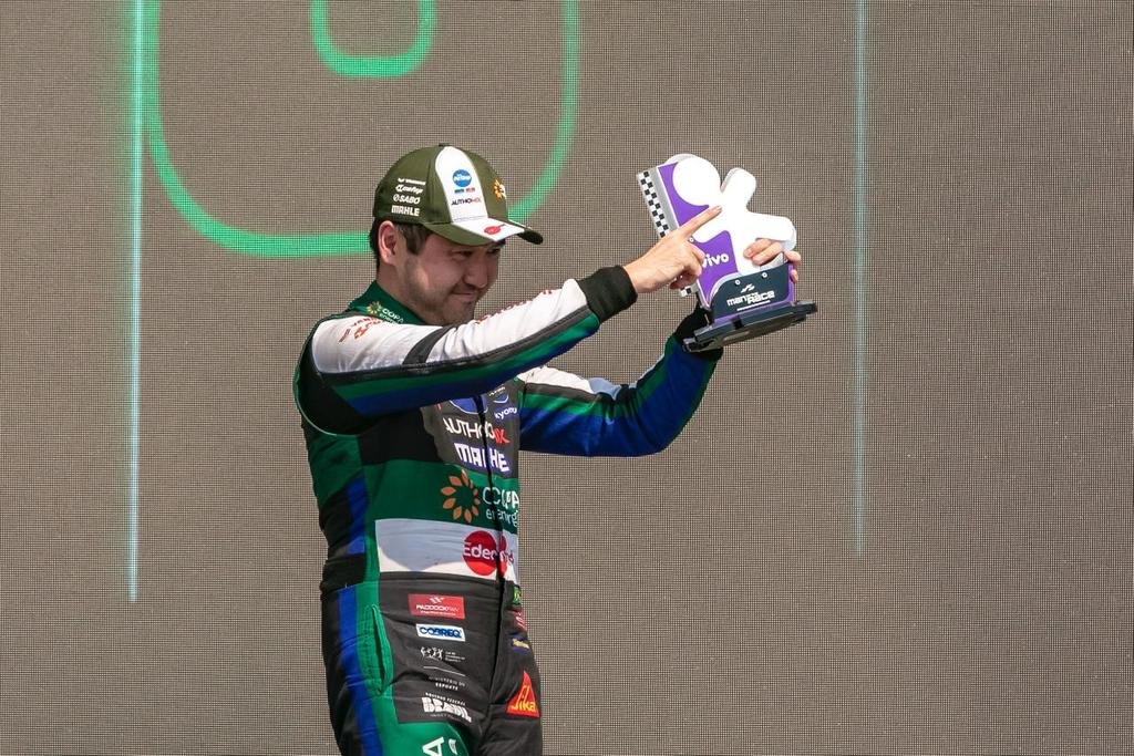 Suzuki com o torféi de Man of the Race (Renato Mafra)