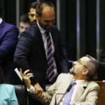 Eduardo Bolsonaro e Abraham Weintraub na Câmara dos Deputados, em 2019. Foto: Reprodução