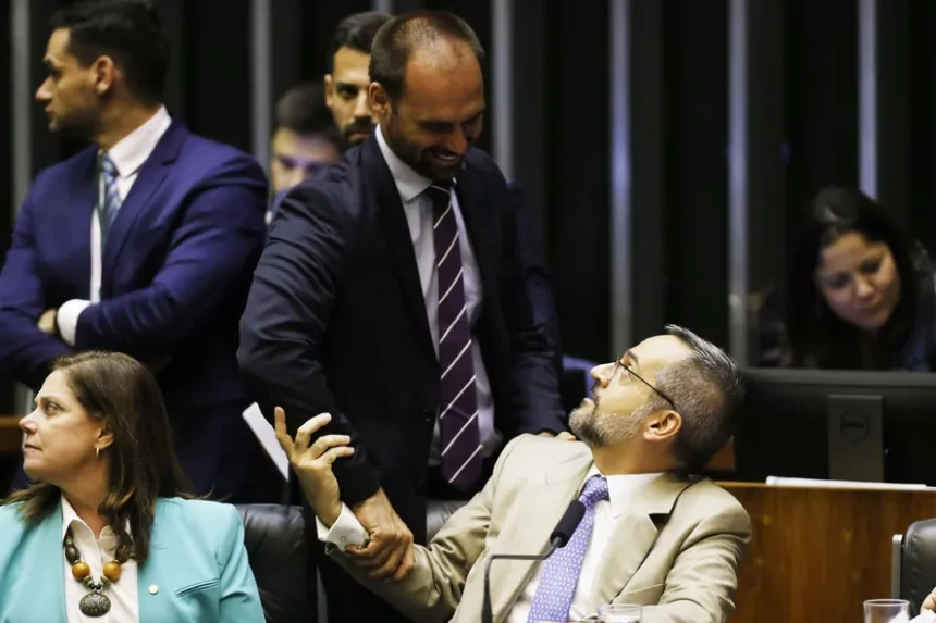 Eduardo Bolsonaro e Abraham Weintraub na Câmara dos Deputados, em 2019. Foto: Reprodução