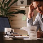 Descubra quais são os três signos mais propensos a se endividar e veja dicas práticas para organizar suas finanças.