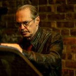 'Conselhos de um Serial Killer Aposentado', com Britt Lower e Steve Buscemi, estreia nesta quinta nos cinemas