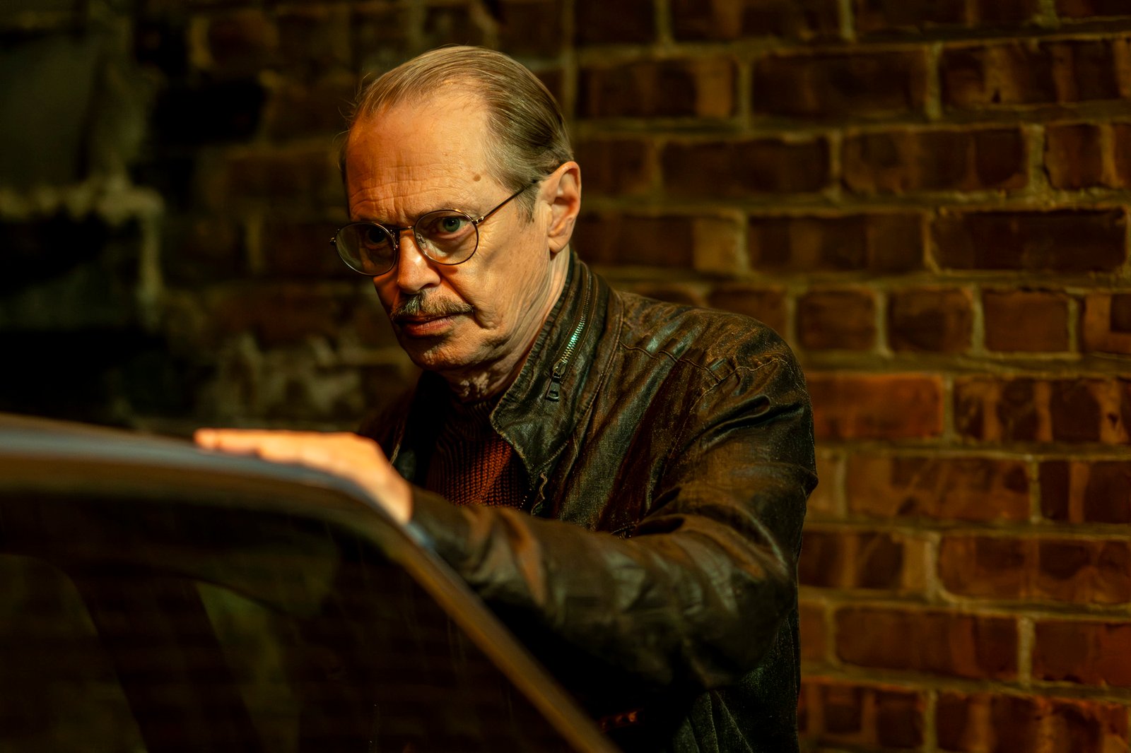'Conselhos de um Serial Killer Aposentado', com Britt Lower e Steve Buscemi, estreia nesta quinta nos cinemas