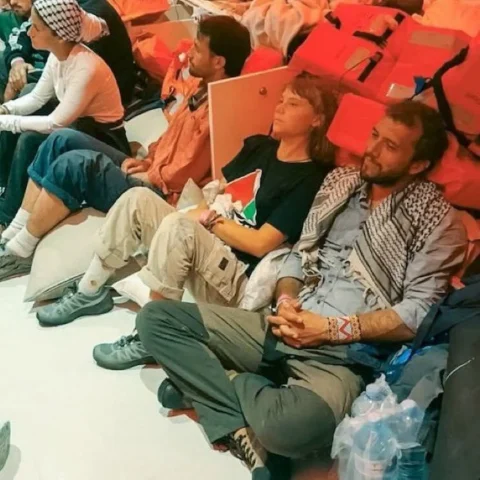 A tripulação do barco Alma, da Flotilha Global Sumud — incluindo Greta Thunberg e o líder Sumud Thiago Ávila — foi detida ilegalmente por Israel após ser presa em águas internacionais na noite passada.