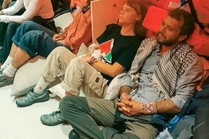A tripulação do barco Alma, da Flotilha Global Sumud — incluindo Greta Thunberg e o líder Sumud Thiago Ávila — foi detida ilegalmente por Israel após ser presa em águas internacionais na noite passada.