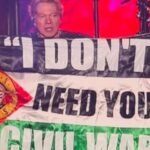 Durante show em Bogotá, Axl Rose ergueu a bandeira da Palestina e pediu o fim da guerra, em um gesto político marcante no aniversário de dois anos do conflito em Gaza.