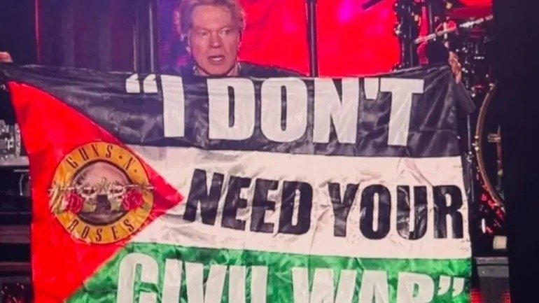 Axl Rose levanta bandeira Palestina e pede fim do massacre durante show do Guns N’ Roses | Diário Carioca Durante show em Bogotá, Axl Rose ergueu a bandeira da Palestina e pediu o fim da guerra, em um gesto político marcante no aniversário de dois anos do conflito em Gaza.