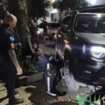 Motorista de carro blindado atropela assaltantes em tentativa de roubo no Jardim Botânico; dois suspeitos feridos e presos, um comparsa fugiu.