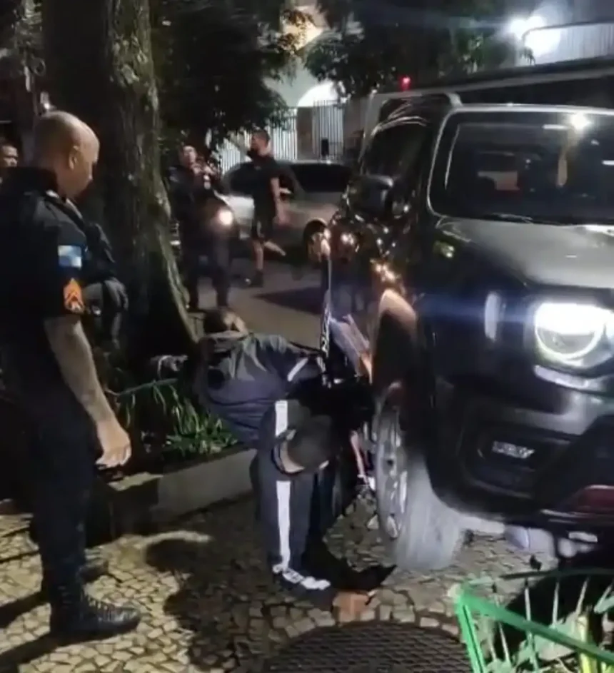 Motorista de carro blindado atropela assaltantes em tentativa de roubo no Jardim Botânico; dois suspeitos feridos e presos, um comparsa fugiu.