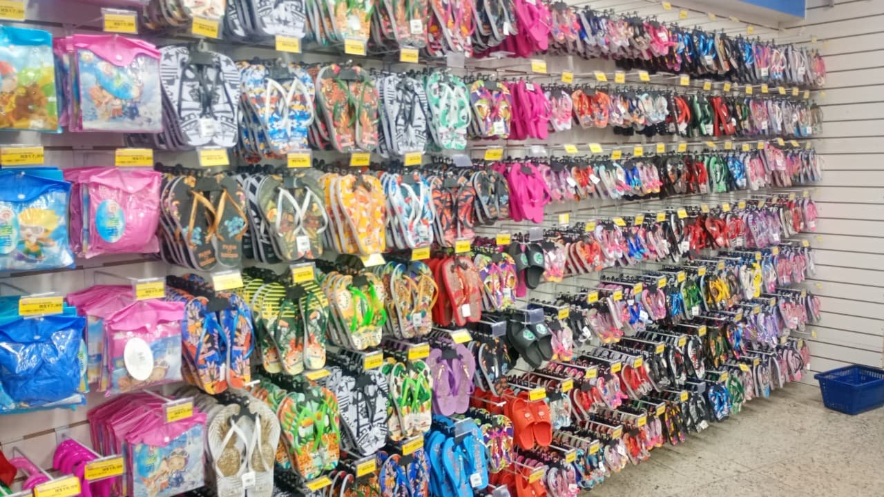 Operação “Pisando em Falso” apreende mais de 15 mil pares de sandálias falsificadas no Rio e na Baixada