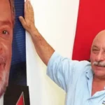 Frei Chico ao lado de foto do Lula. Foto: Reprodução