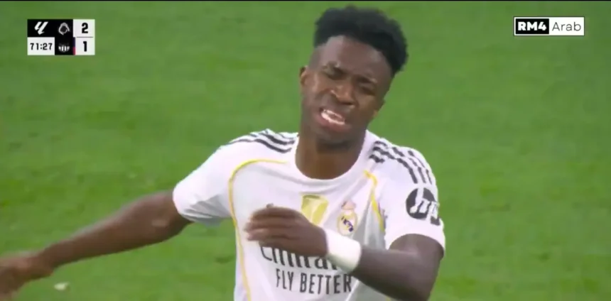 Vini Jr reclama após substituição em clássico contra Barcelona. Foto: Reprodução