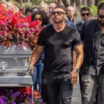 César (Cauã Reymond) e Olavo (Ricardo Teodoro) no enterro de Odete (Debora Bloch) em Vale Tudo (Foto: Fábio Rocha/TV Globo)