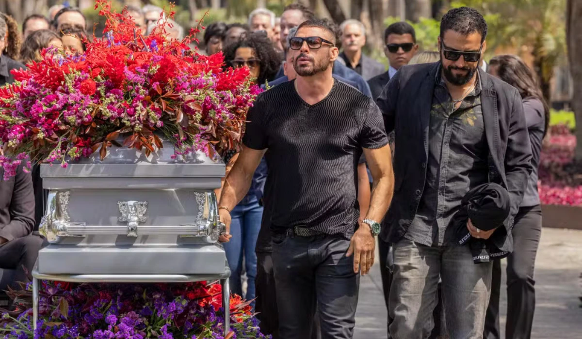 César (Cauã Reymond) e Olavo (Ricardo Teodoro) no enterro de Odete (Debora Bloch) em Vale Tudo (Foto: Fábio Rocha/TV Globo)