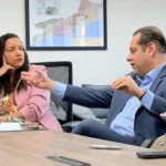 Renata Souza ouve explicações do secretário Adilson Maciel sobre a regulamentação da lei.