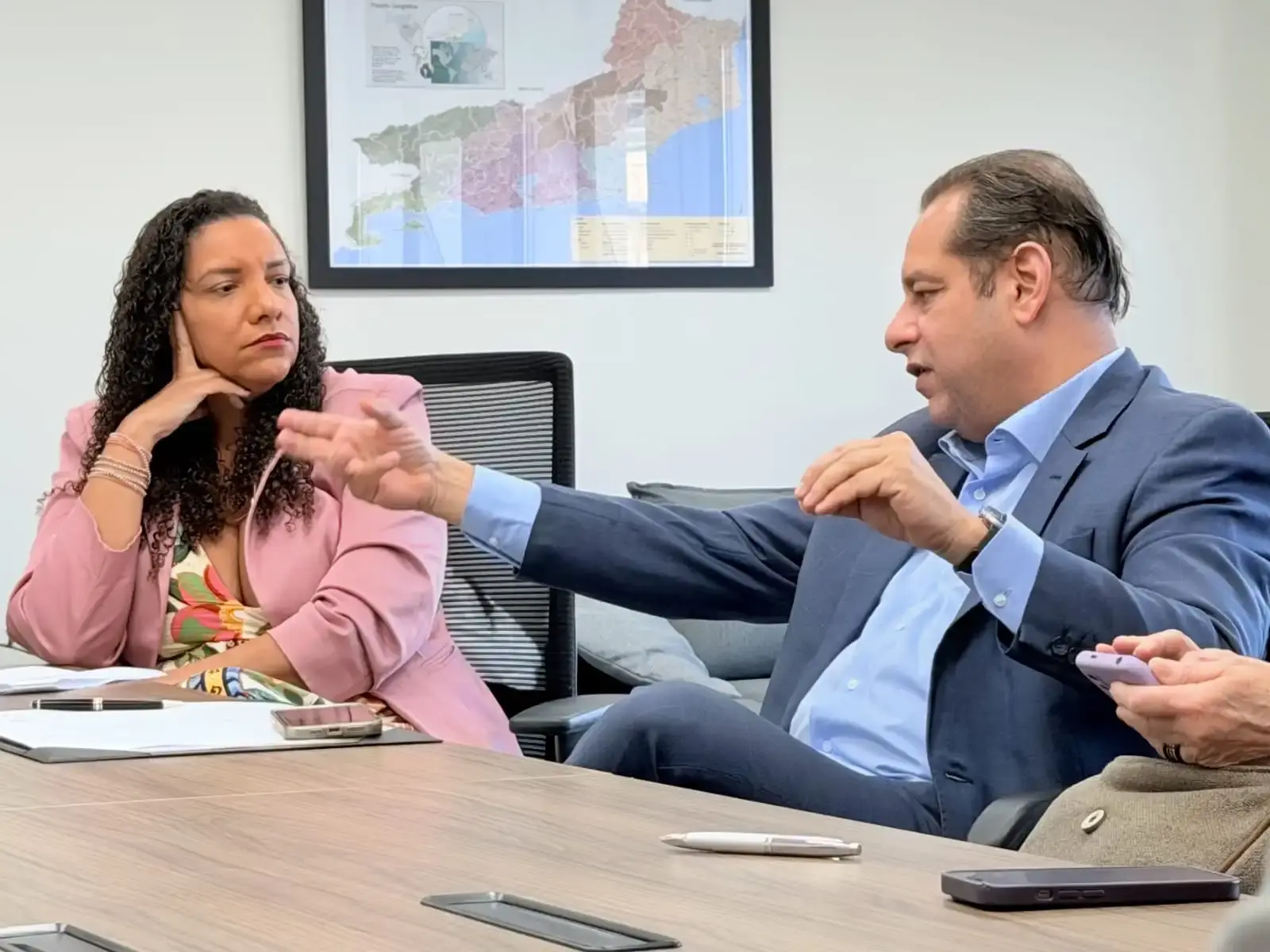 Renata Souza ouve explicações do secretário Adilson Maciel sobre a regulamentação da lei.