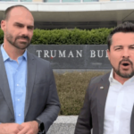 Eduardo Bolsonaro (PL-SP) e Paulo Figueiredo em frente à sede do Departamento de Estado dos EUA. Foto: Reprodução