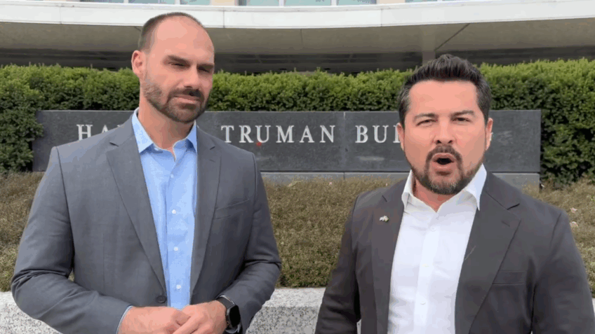 Eduardo Bolsonaro (PL-SP) e Paulo Figueiredo em frente à sede do Departamento de Estado dos EUA. Foto: Reprodução