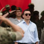 O presidente do Equador, Daniel Noboa, durante visita a acampamentos móveis das Forças Armadas em Guayas. (Foto: Mauricio Torres / Presidencia de la República del Ecuador)