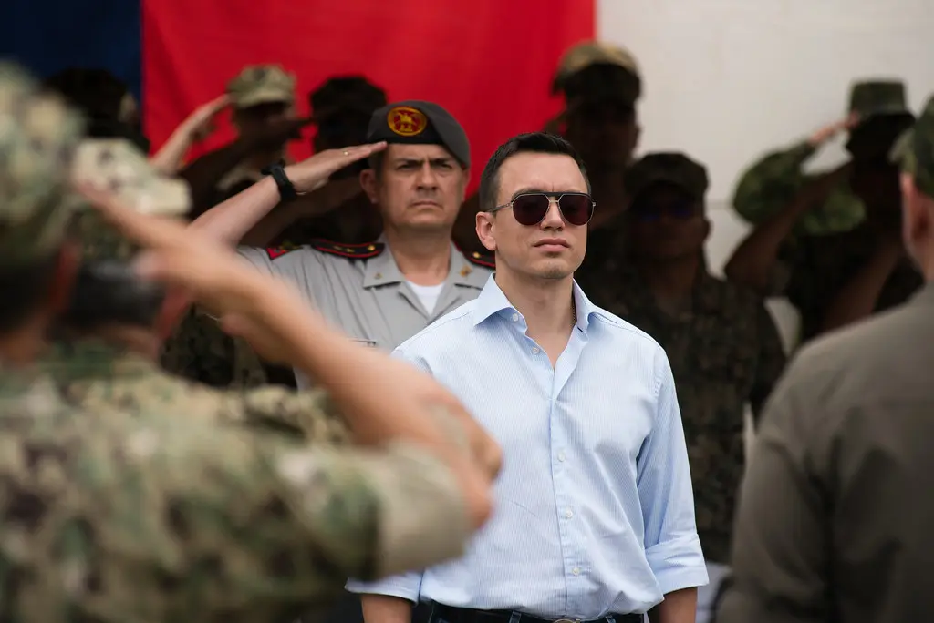 O presidente do Equador, Daniel Noboa, durante visita a acampamentos móveis das Forças Armadas em Guayas. (Foto: Mauricio Torres / Presidencia de la República del Ecuador)