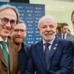 Angelo Bonelli, à esquerda, com o presidente Luiz Inácio Lula da Silva; à direita, o também deputado italiano Fabio Porta. Créditos: Arquivo pessoal