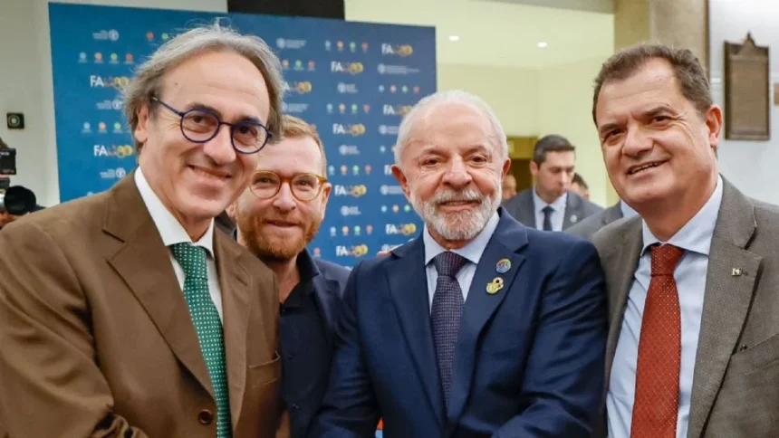 Angelo Bonelli, à esquerda, com o presidente Luiz Inácio Lula da Silva; à direita, o também deputado italiano Fabio Porta. Créditos: Arquivo pessoal