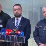 Cláudio Castro ao lado dos secretários de Polícia Civil e Polícia Militar em entrevista coletiva realizada na manhã desta terça-feira (28) — Foto: Reprodução/ TV Globo