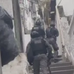PM em escadaria do Complexo do Alemão durante operação na manhã desta terça-feira (28) — Foto: Reprodução