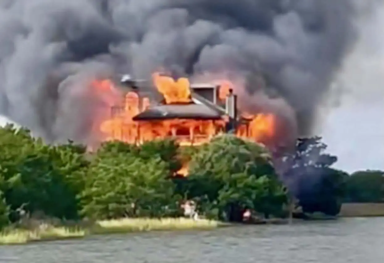 Casa da juíza Diane Goodstein em chamas