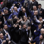 PT acusa o Congresso de trair o povo ao rejeitar MP que tributava super-ricos e bancos, articulada por partidos do Centrão e aliados de Tarcísio de Freitas.