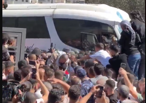 Milhares de reféns palestinos começaram a ser libertados no acordo de cessar-fogo entre Israel e Hamas. A medida é marcada por repressão, emoção e pressão diplomática internacional.